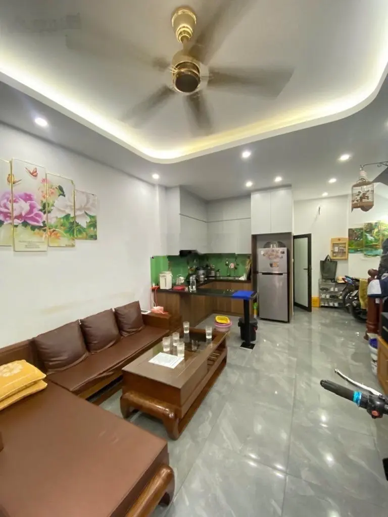 Chị liên gửi bán căn nhà tự xây chin chu đẹp. 35m2 chủ rất lộc lá đổi nhà mới to đẹp hơn.