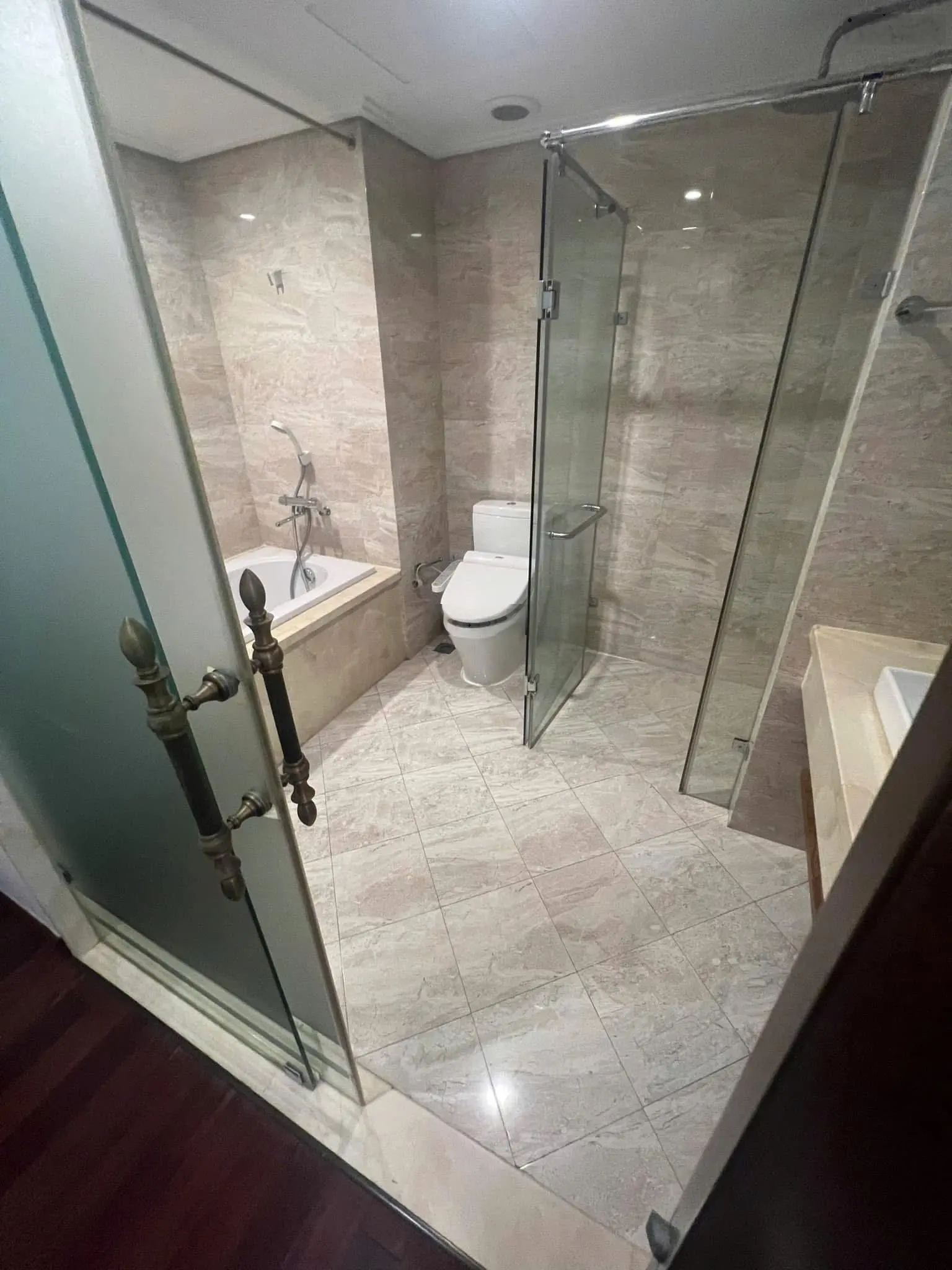 bán nhà phố duy tán cầu giấy , 100m2 4 tầng , mặt tiền 4m , đường 10 mét , kinh doanh đỉnh , 39 tỷ