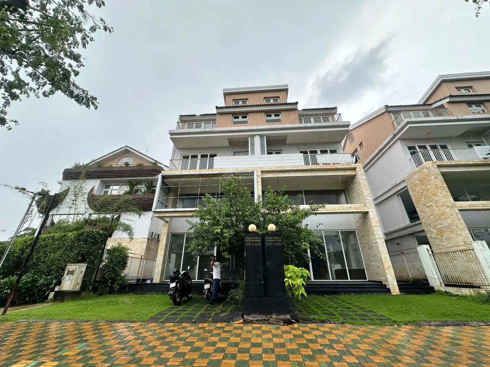 Hàng ngộp, bán rất gấp căn BT song lập Dragon Parc 1 Nguyễn Hữu Thọ, Nhà Bè. DT 8x21m giá 13,9 tỷ