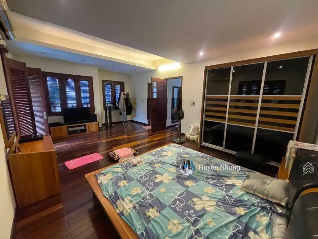 Biệt thự Việt Hưng, đẹp, ở thích, 186m2*4tầng, hơn 30 tỷ, chủ thiện chí bán. kinh doanh sầm uất