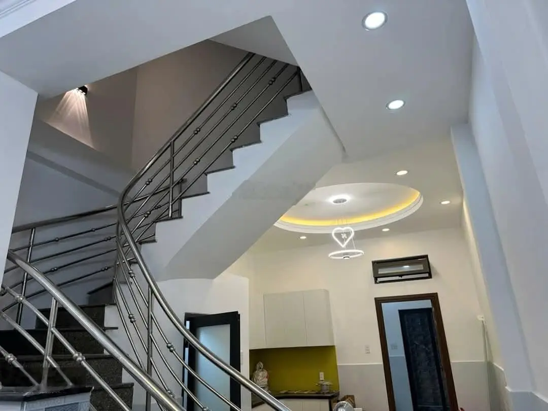 Nhà mới đẹp, 1trệt, 2 lầu, 2 Sân thượng, Ngang 4m x Dài 20m, đất đẹp, có nở hậu. Hoàn công 180,8m2