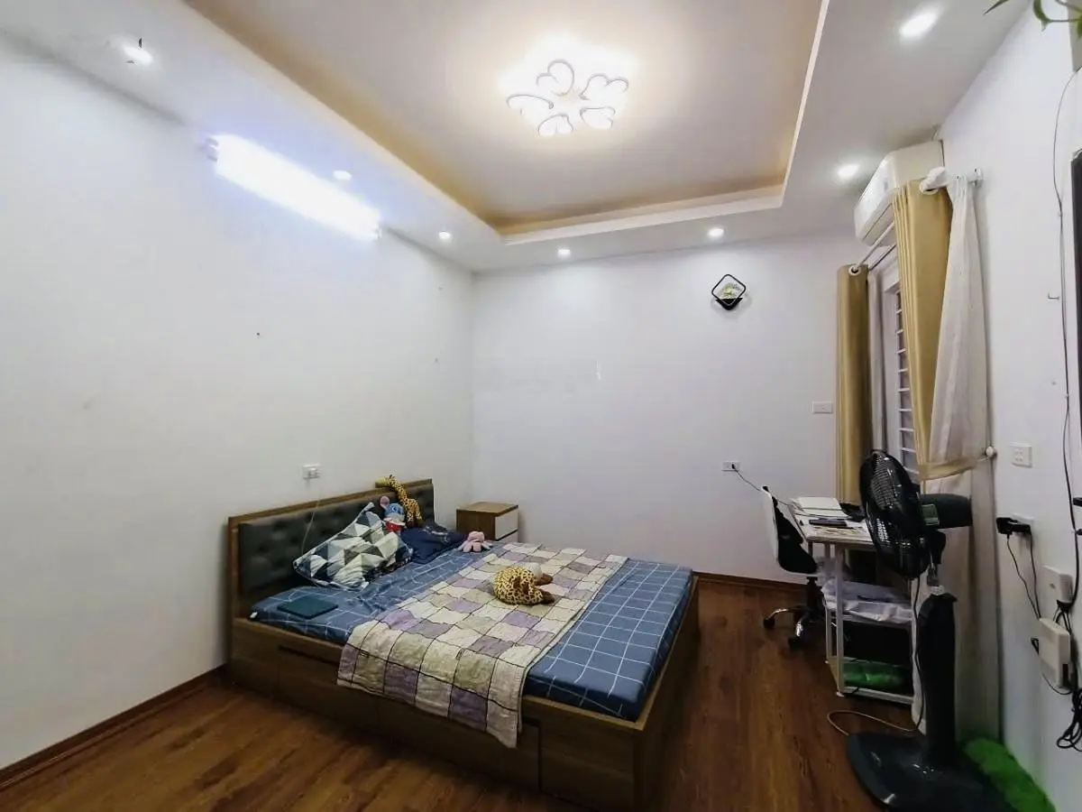 Chùa Láng. Nhà về ở ngay, ngõ rộng ba gác đỗ cửa, vài bước ra ô tô tránh, ra phố chỉ 1 phút
