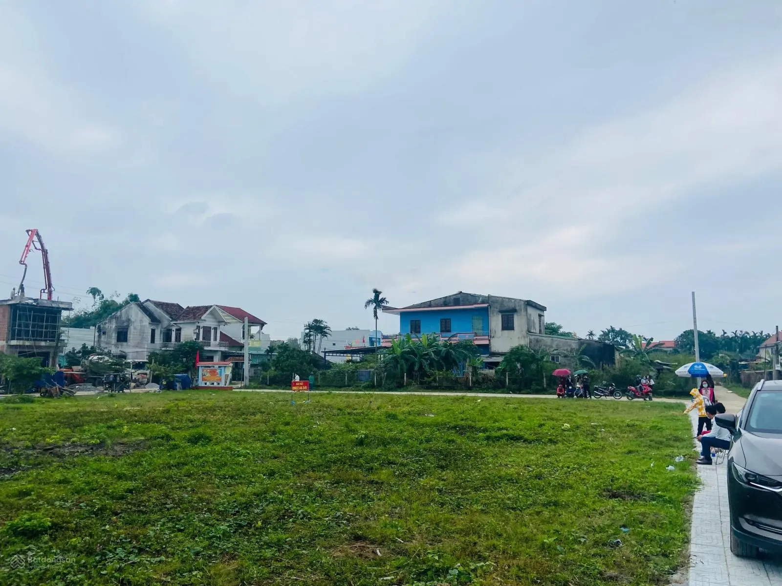 Bán Khu đất rộng, ngang 15m x 28m. Hoàn toàn thổ cư. Đường mở rộng 7,5m. Lề 2,5m. Gì 4,5tr/1m2