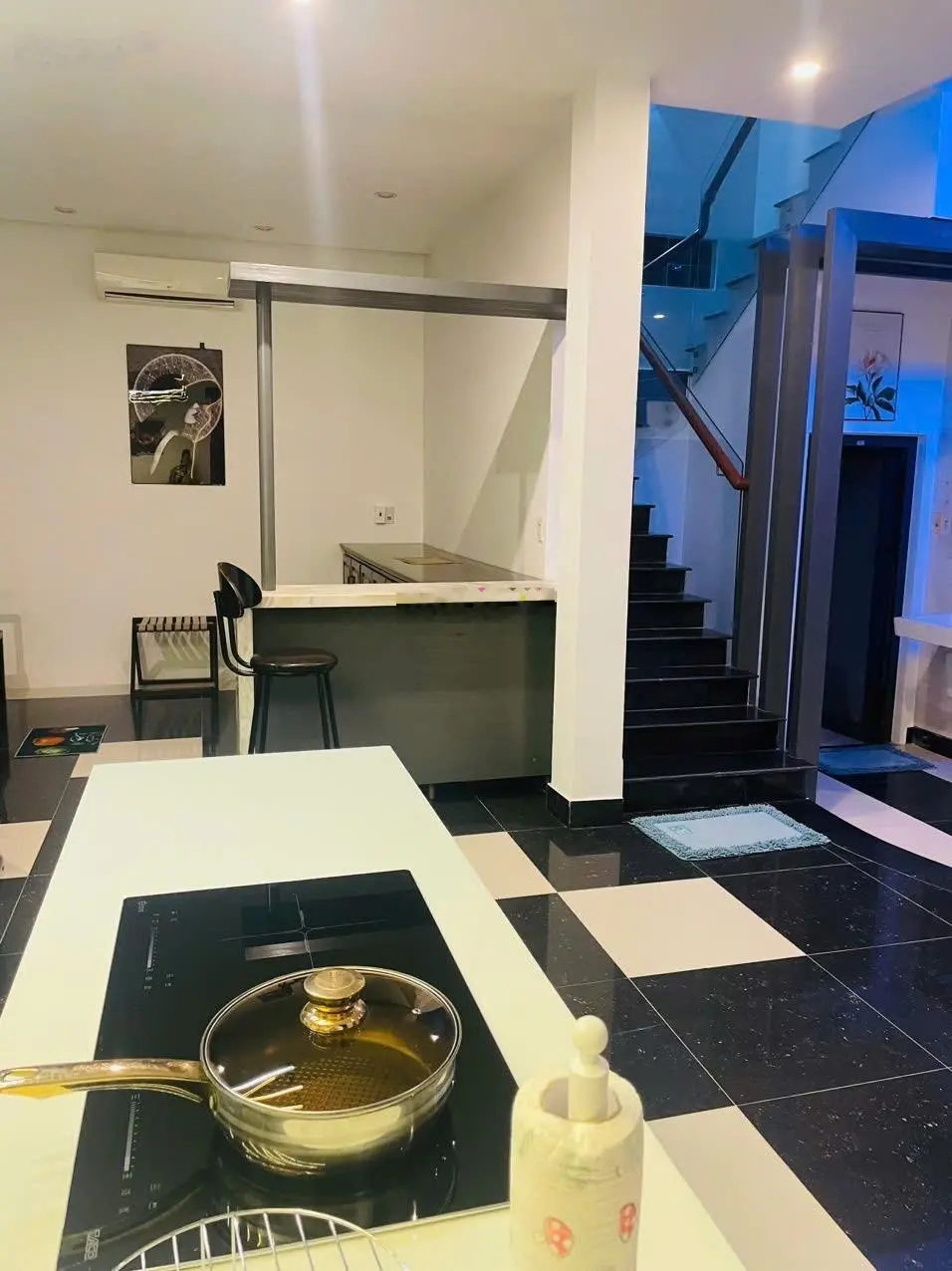 Nhà sân vườn view đầm ngay thị trấn Lăng Cô tuyệt đẹp, ngang rộng 12m, full nội thất