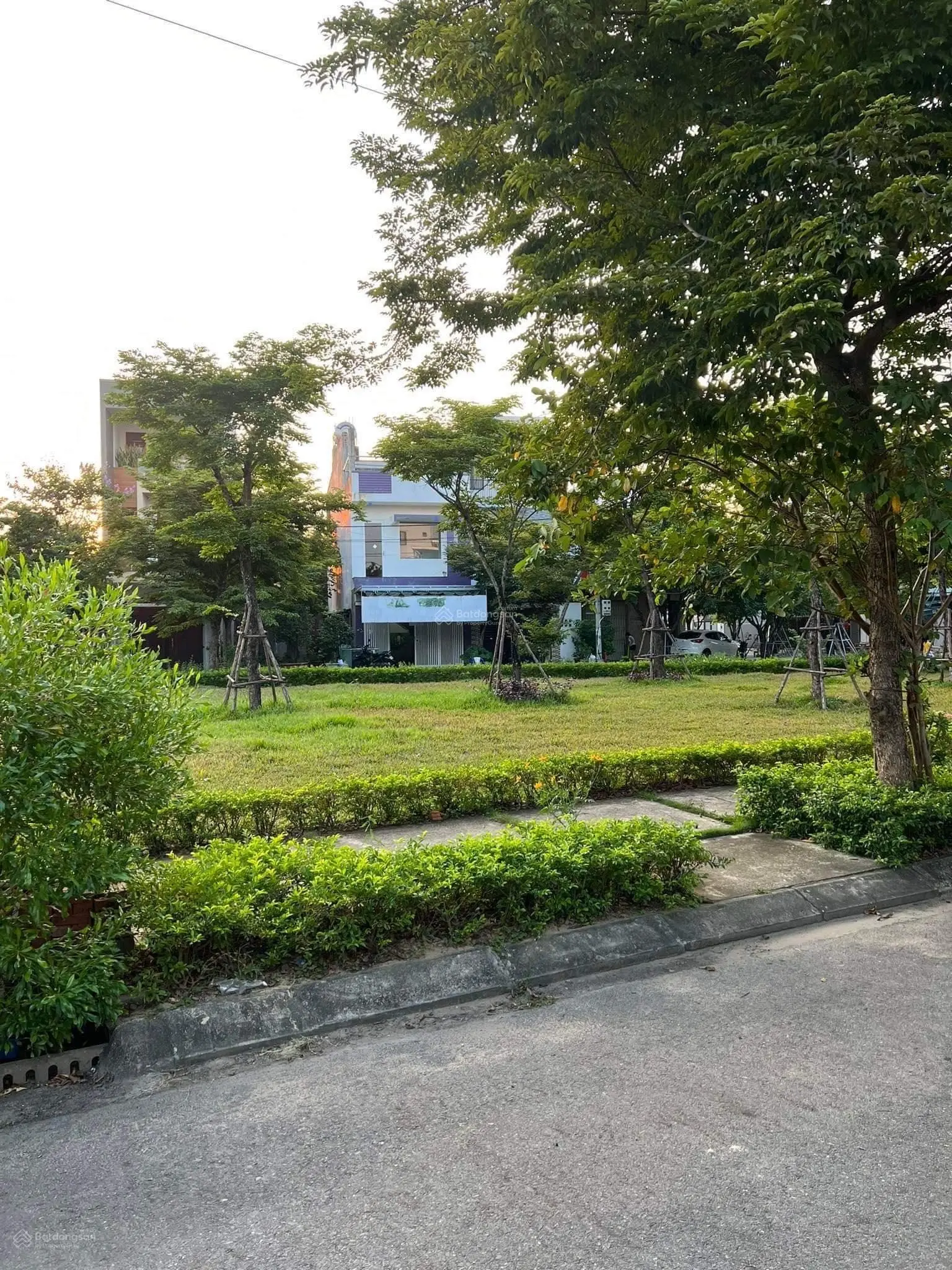 Cc bán lô vip 2 mặt tiền đường 15m5 diện tích 800m2 nằm trung tâm thị trấn núi thành. Giá 19.5 tỷ
