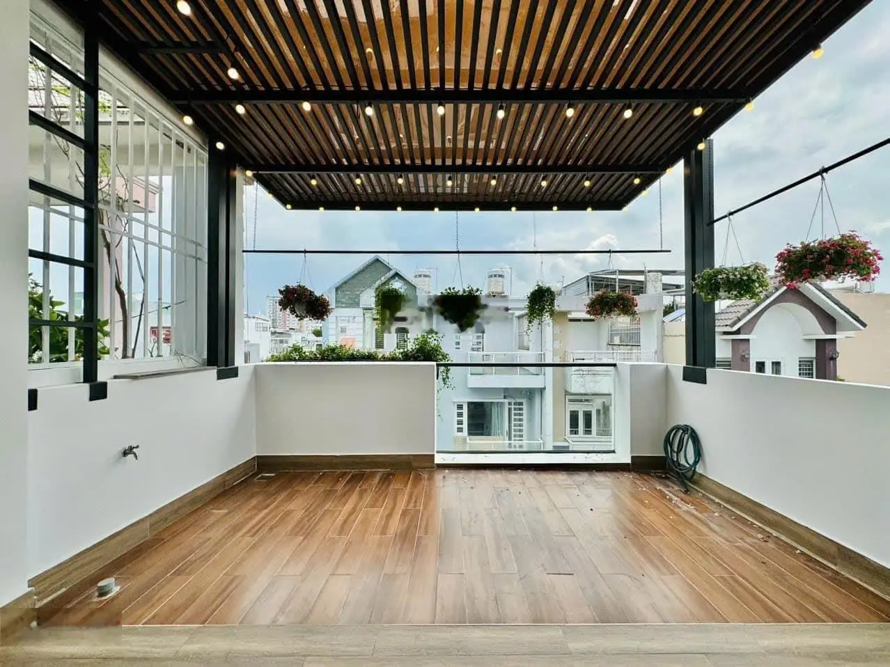 Kẹt tiền bán gấp nhà phía sau Vincom Cộng Hoà, Nguyễn Thái Bình, Tân Bình. Giá 3,45 tỷ. 0906 963 ***