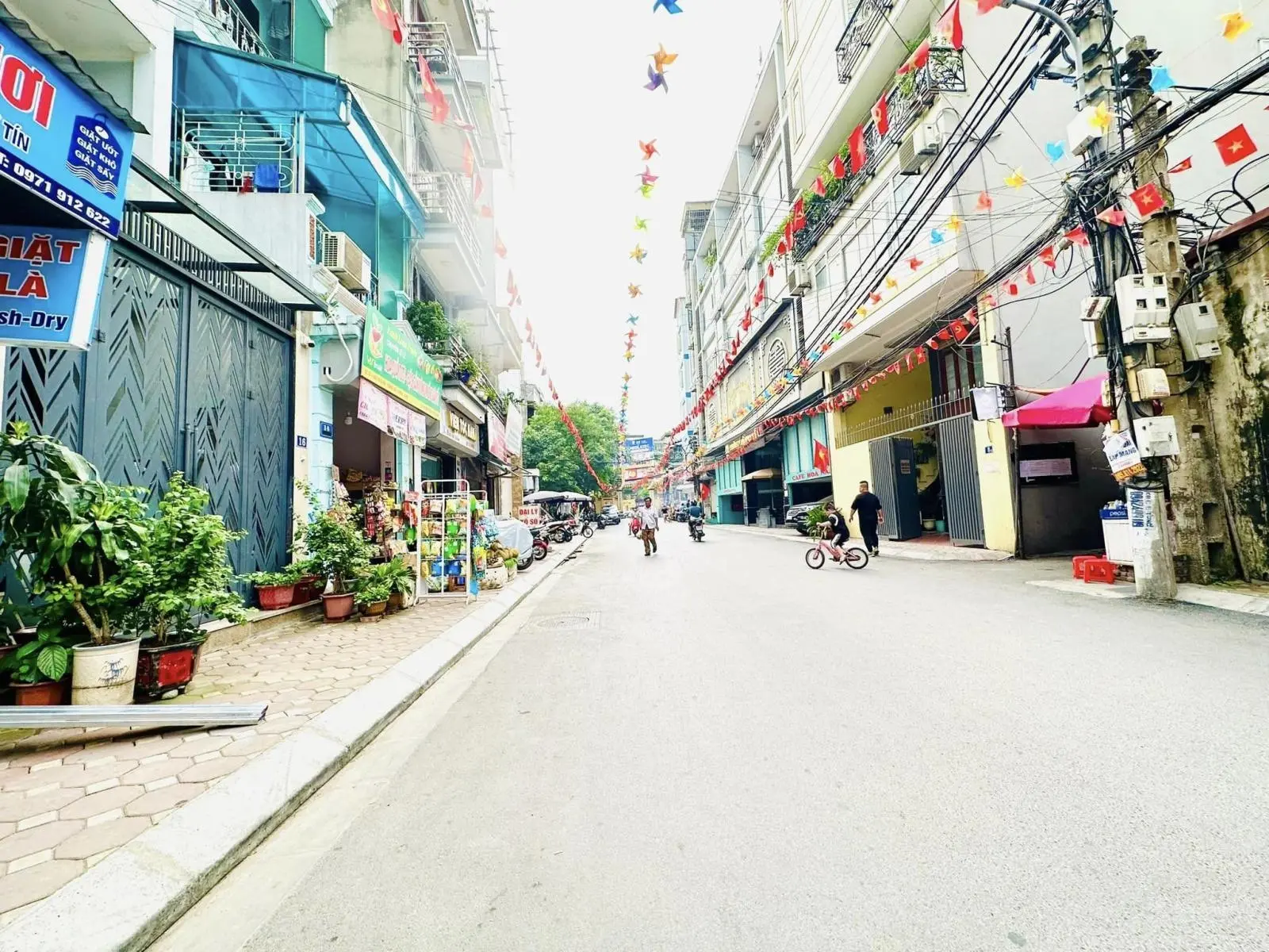 Tòa VP lô góc Hoàng Cầu, 2 mặt tiền ô tô tránh, 15m ra phố, 8T thang máy, KD đỉnh dòng tiền vô địch