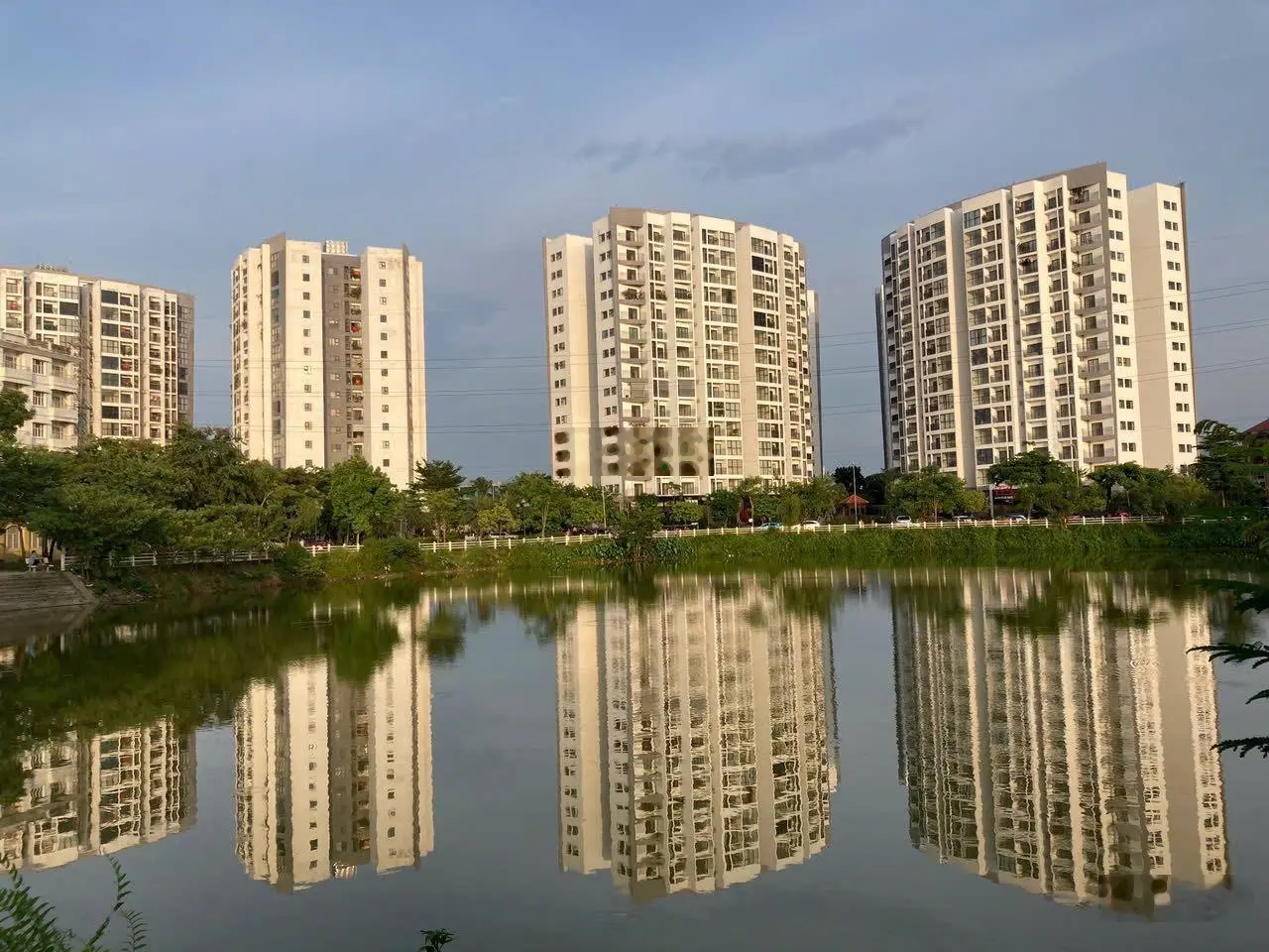 Bán Căn Biệt Thự 4 tầng mặt Vườn Hoa KĐT Sài Đồng 2 mặt Đường Trước Sau Rất Giá Trị.