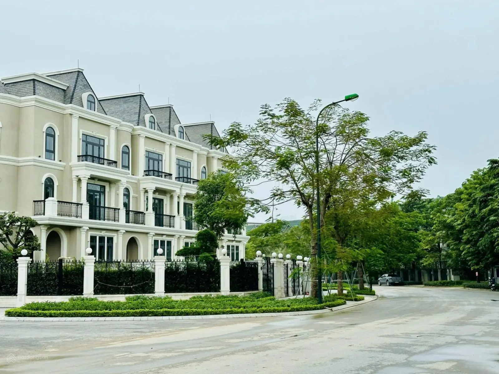 Cần bán gấp căn nhà vườn tại ciputra sân vườn rộng rãi có hầm và 3 tầng sô trao tay