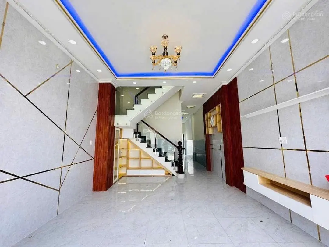 Nhà 1 trệt 1 lầu, dt 90,5m2 gần chợ Bình Chánh, sổ hồng riêng
