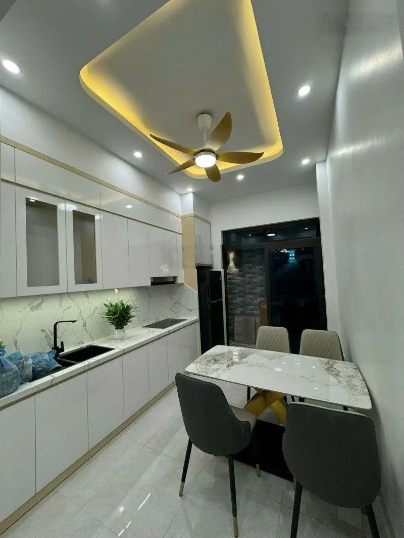 Chính chủ tôi kẹt tiền cần bán gấp njaf nguyên hồng đống đa dt 43m 4 tầng 4 ngủ đủ công năng $ 9 tỷ