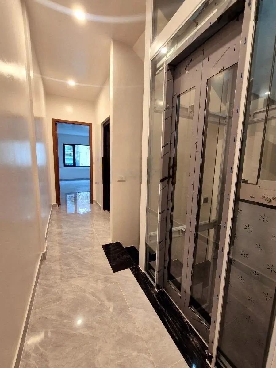 289tr/m2 ô tô 7 chỗ phi thẳng vào nhà đẹp 65m2, 6T thang máy Nguyễn Trãi 18.8 tỷ