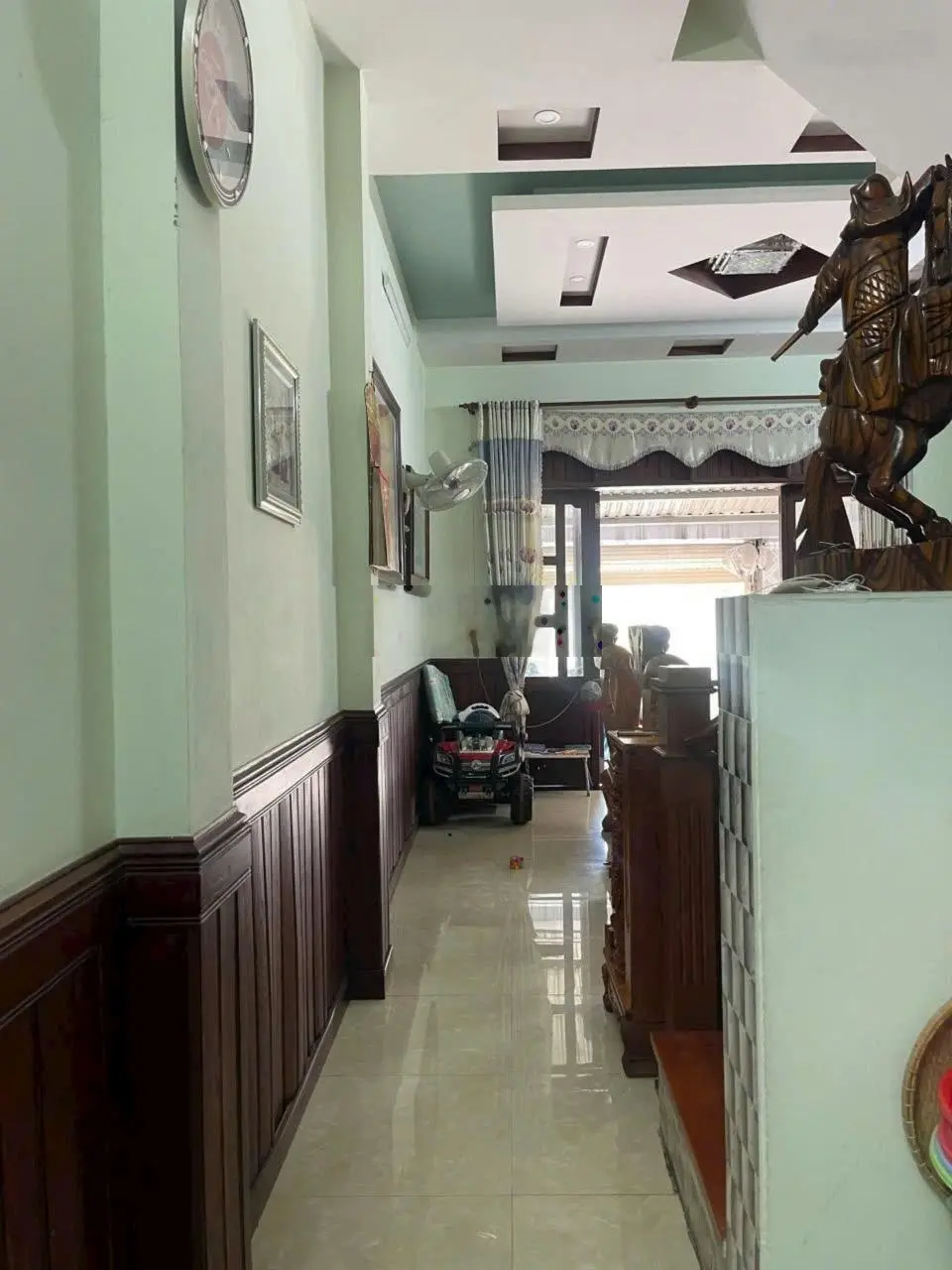 Nhà lầu mái Thái đẹp chỉ cần đưa trước 700tr, sát chợ, sát trường cấp 3
