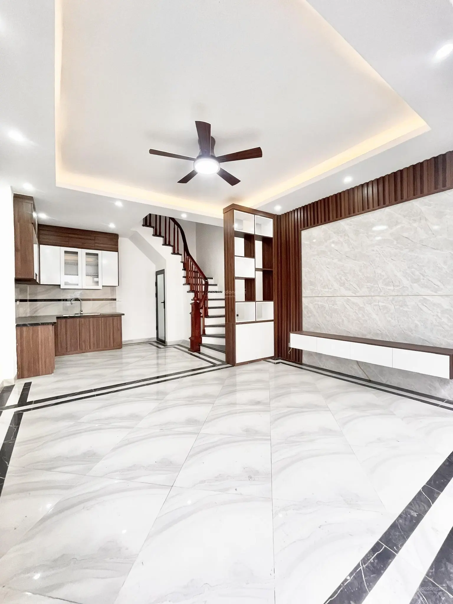 Nhà dt khủng 52m2 xây 3 tầng.ngõ trước nhà rộng 4m,ô tô vào nhà.cách b.xe yn, trung tâm hà đông 5km