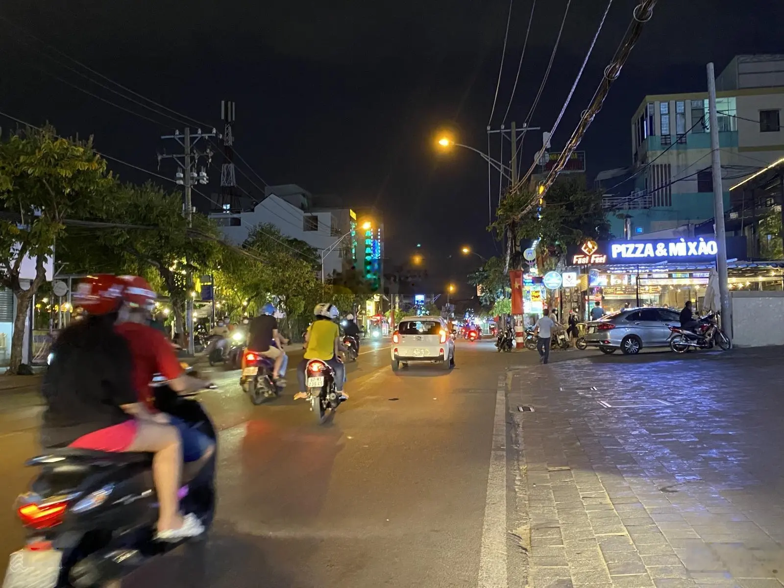 Nhà 2 lầu 2 MT Hàn Thuyên TĐ. DT 5,7 * 24,5 = 140m2. Gía 18,5 tỷ. TL