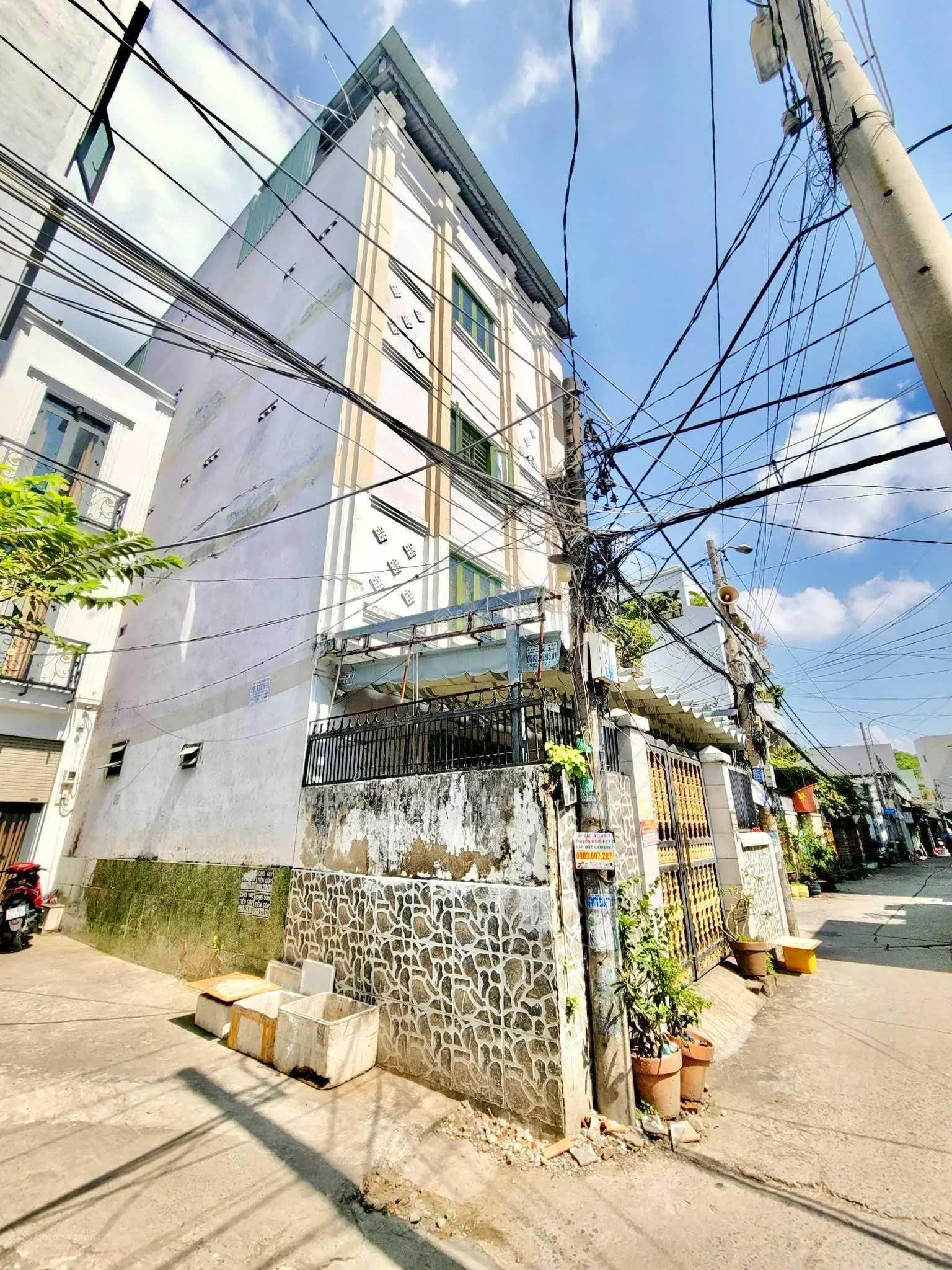Bán tòa căn hộ dịch vụ góc 3 mặt tiền hẻm xe hơi Huỳnh Tấn Phát Q7