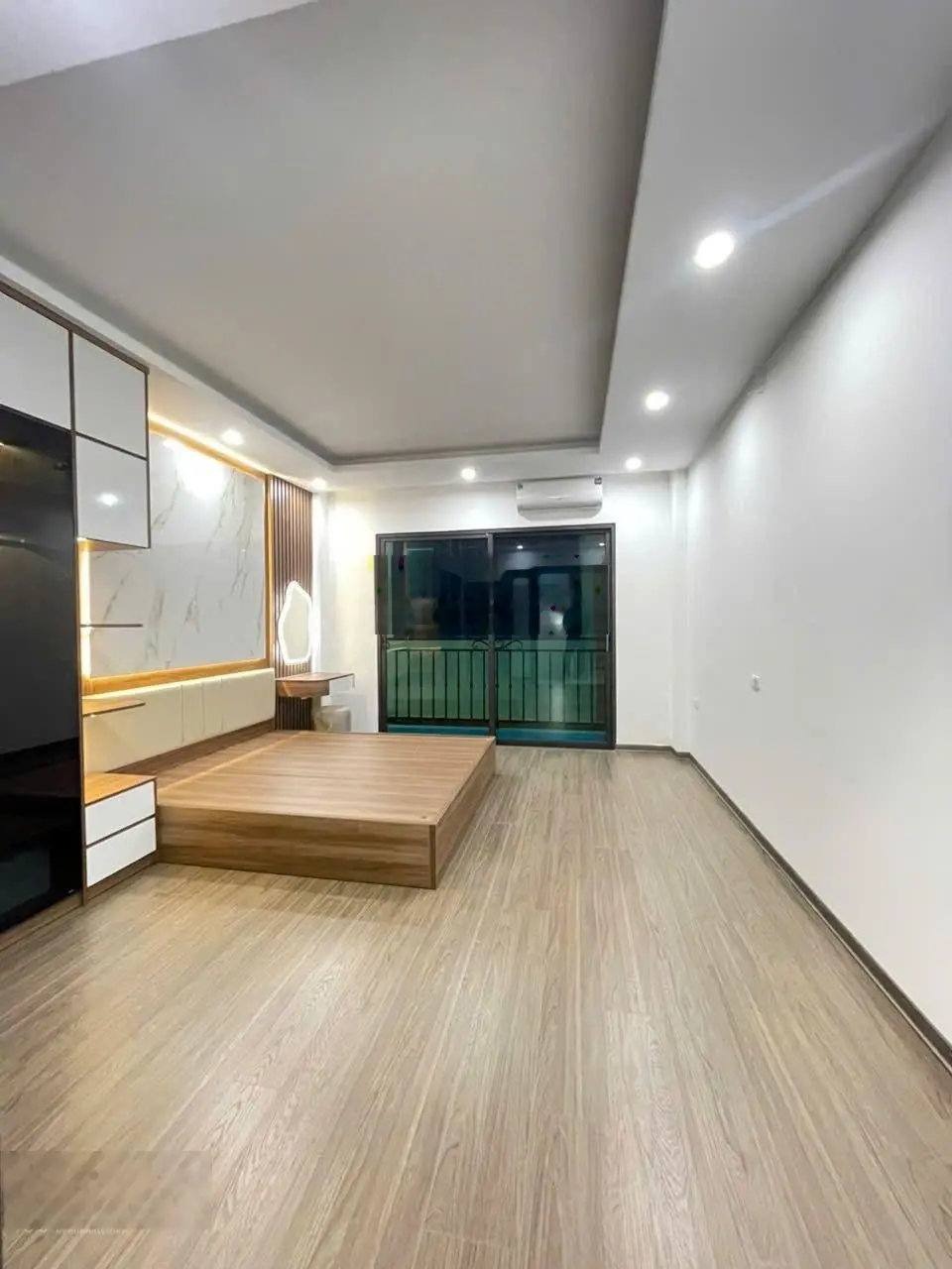 Nhà mới ở ngay phố định công hoàng mai 35m 5 tầng mặt tiền rộng, ô tô đỗ gần chỉ 7,5 tỷ