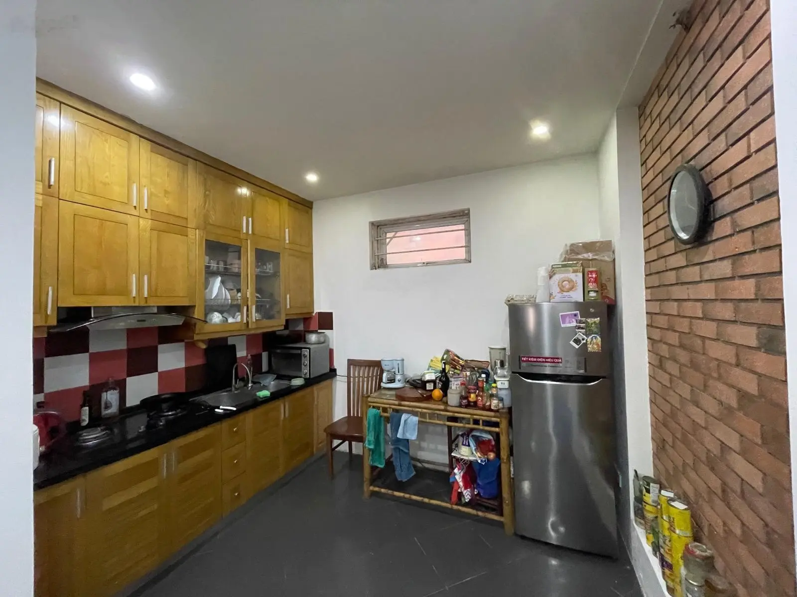 Bán căn nhà ngõ 31 Xuân Diệu đang cho Tây thuê. DT 73m2 x 3 tầng, MT 6m, lô góc