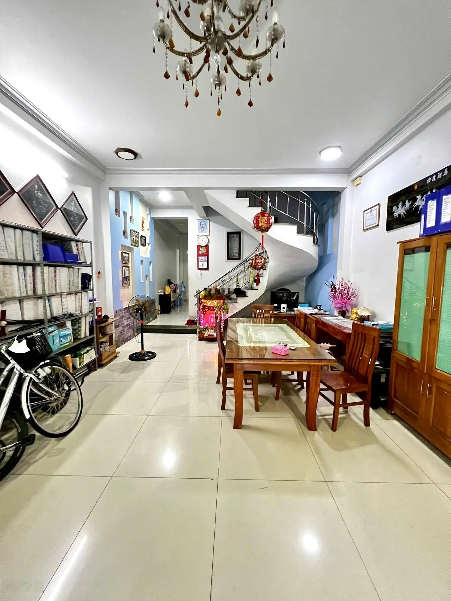 Cần bán nhà 2 lầu mặt tiền Võ Văn Kiệt đối diện công viên