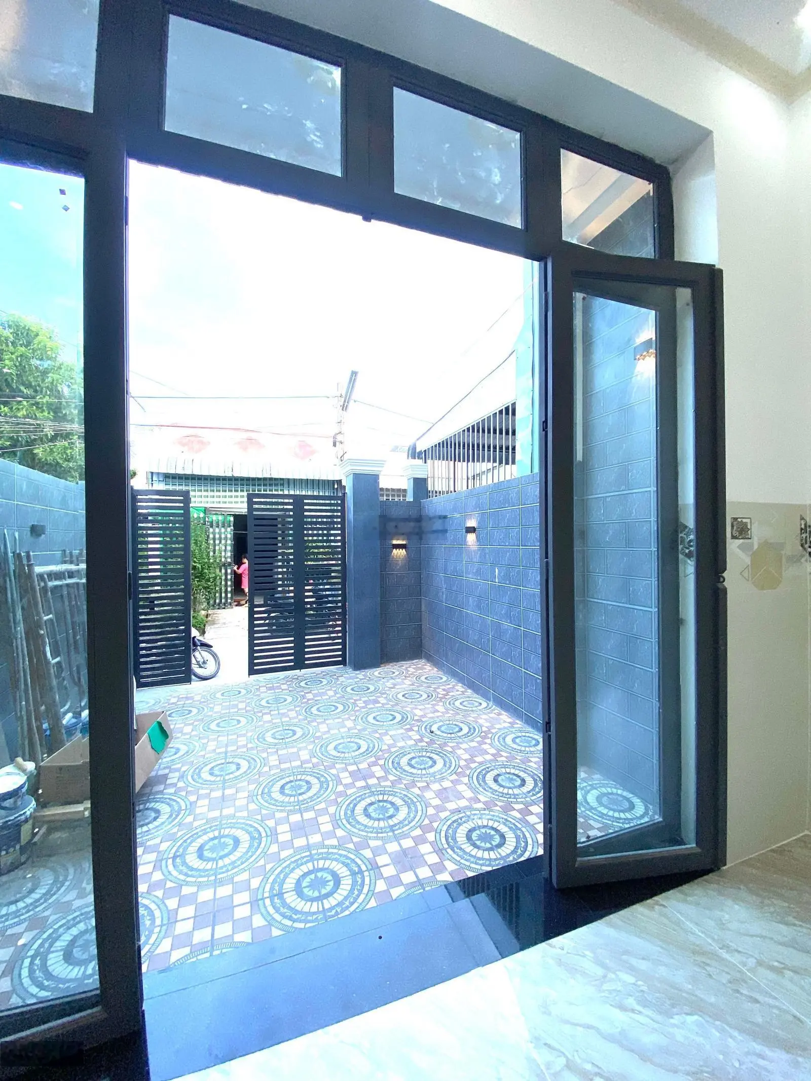 Bán nhà lầu mới 100% sổ hồng hoàn công DT 4,6 x 19 có sân đậu oto nhà gần chợ bình thủy giá 9 chủ