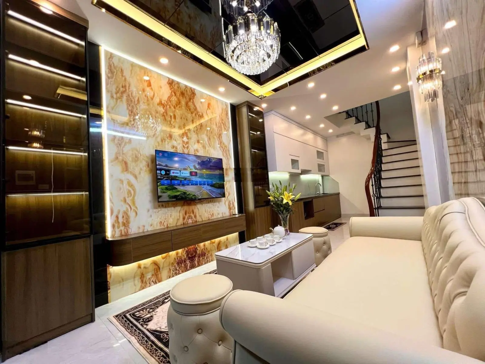9.2 tỷ cho căn nhà vị trí VIP đường Lạc Long Quân đi bộ 10phút ra Hồ Tây lộng gió - lô góc 2 thoáng