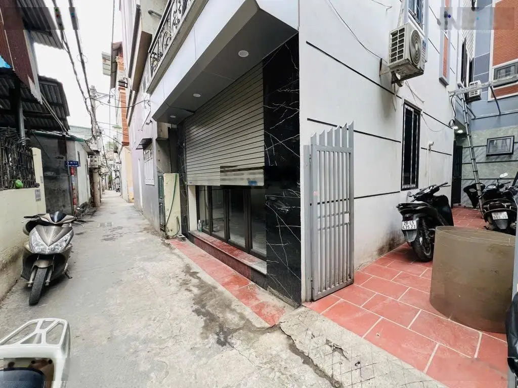 Cần bán nhà rất gấp ngay Vinsmart City Tây Mỗ, vài bước oto, có sân rộng, DT 43m2, giá bán 4 tỷ x