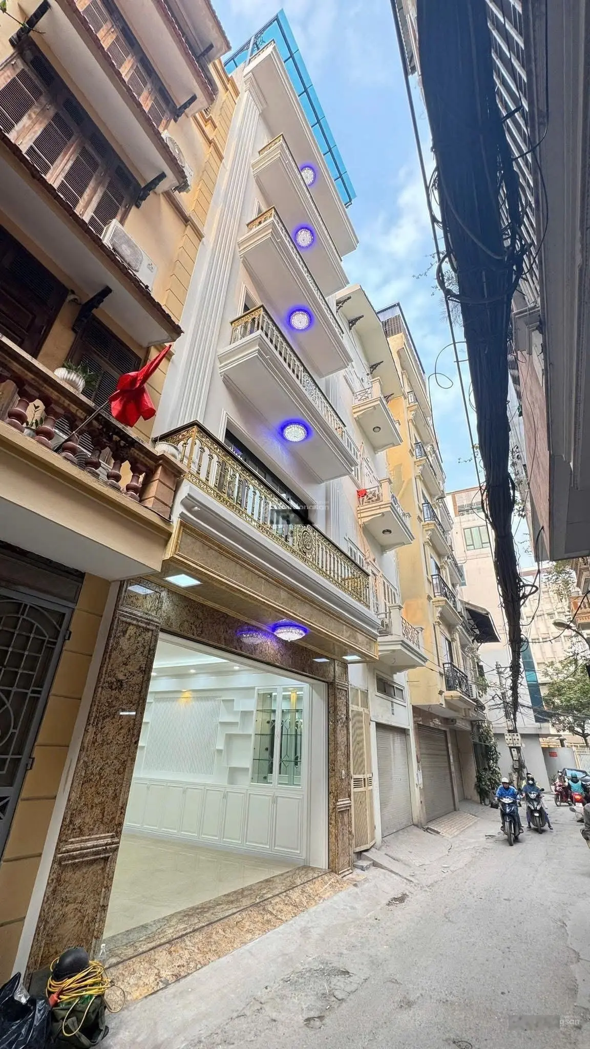 Bán nhà mặt phố cầu giấy 60m2 tầng thang máy ô tô tránh kinh doanh mặt tiền rộng sổ vuông