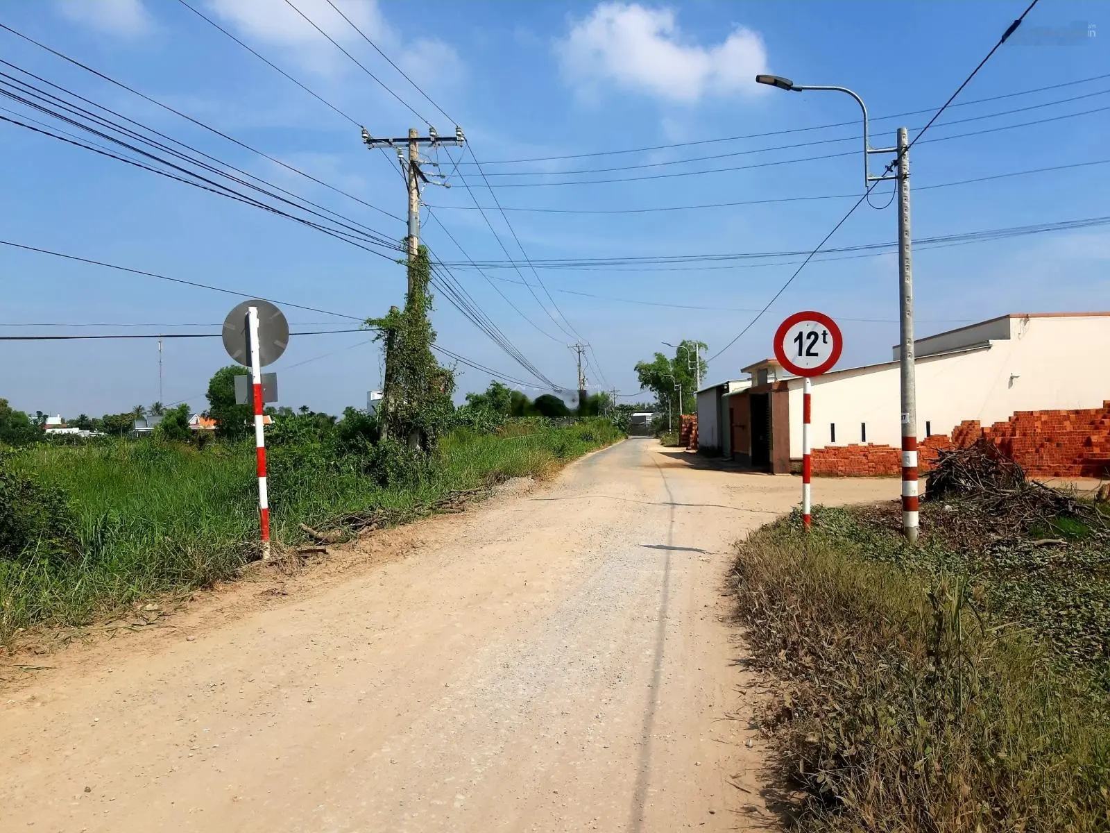 Đất MT đường đê Trương Long, xe container chạy, phù hợp làm nhà vườn, kho, xưởng