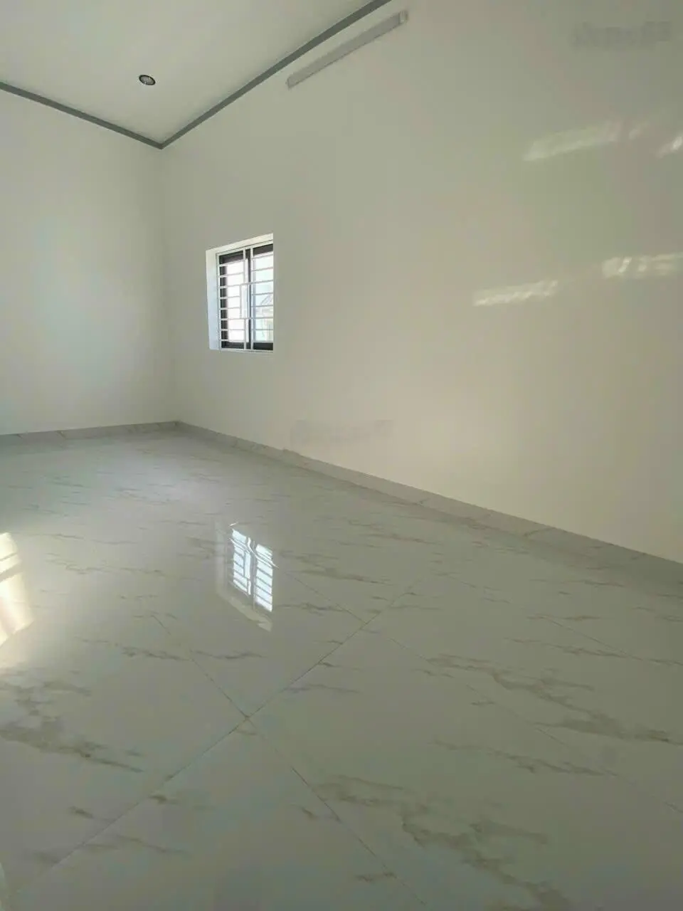 Nhà đẹp 1 trệt 1 lầu lô góc, full nội thất, SHR hoàn công, đường xe hơi thông, gần cầu Hang