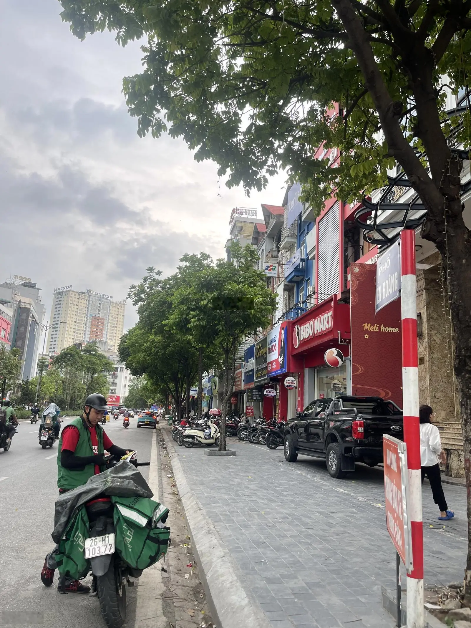 Biệt thự NGUYỄN HOÀNG DT 155m, 5 tầng, vài bước ra phố Trước nhà 5 ô tô đỗ