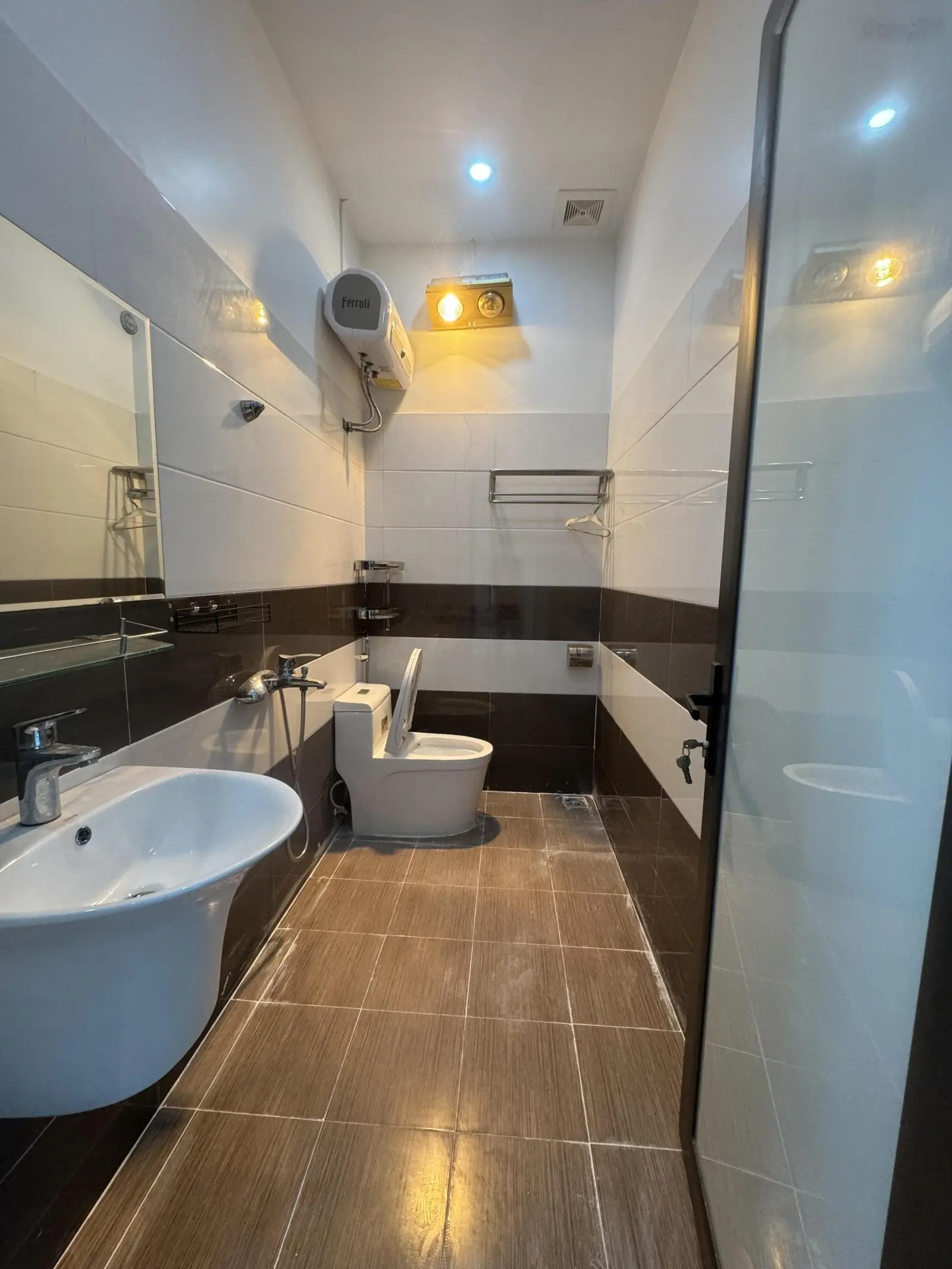 Chính chủ cần bán nhà 4 tầng Lực Hành, Hải An ô tô vào nhà DT: 65,6 m2 (ngang 4m) nở hậu