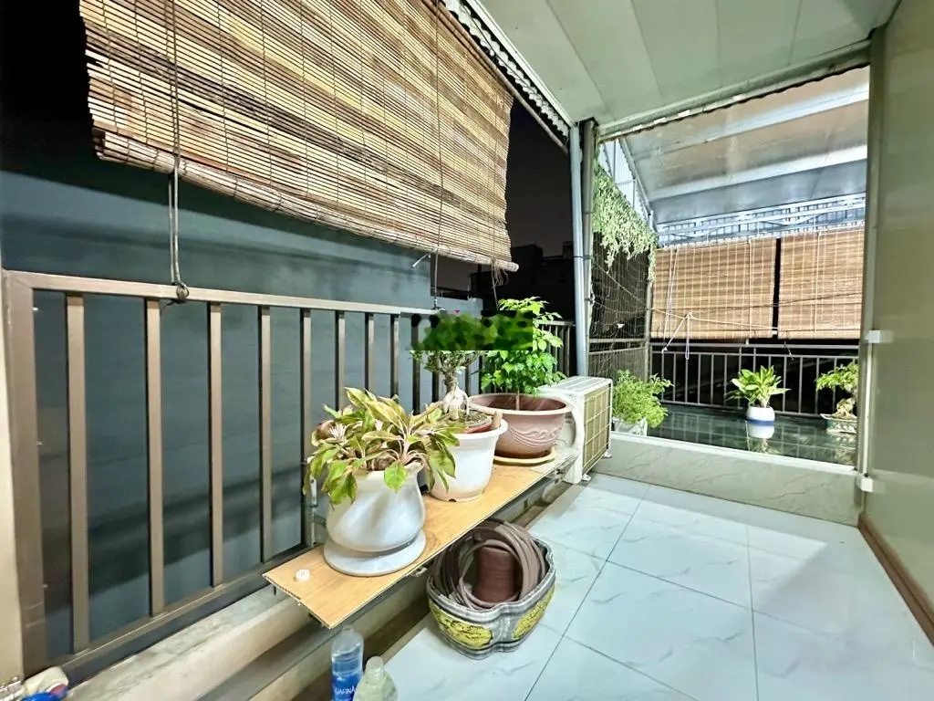 Nhà đẹp ô tô đỗ vào nhà viw hồ thoáng sáng giá hấp dẫn. Gần hồ linh Quang