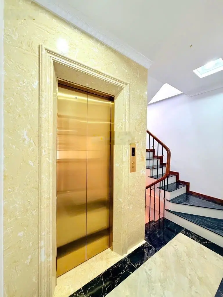 Bán nhà giáp bát - thang máy - phân lô 6 tầng - mới đẹp gần phố