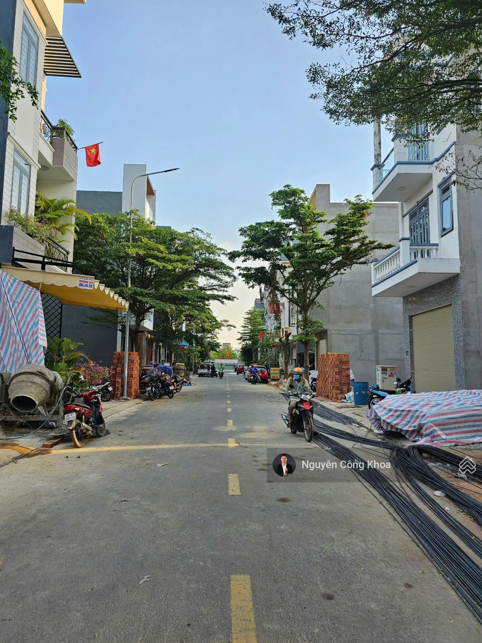 Bán nhà đúc 3 tấm mẫu hiện đại, sân ô tô, 4 phòng ngủ, đầy đủ nội thất, KDC P. Bình Chuẩn, Thuận An