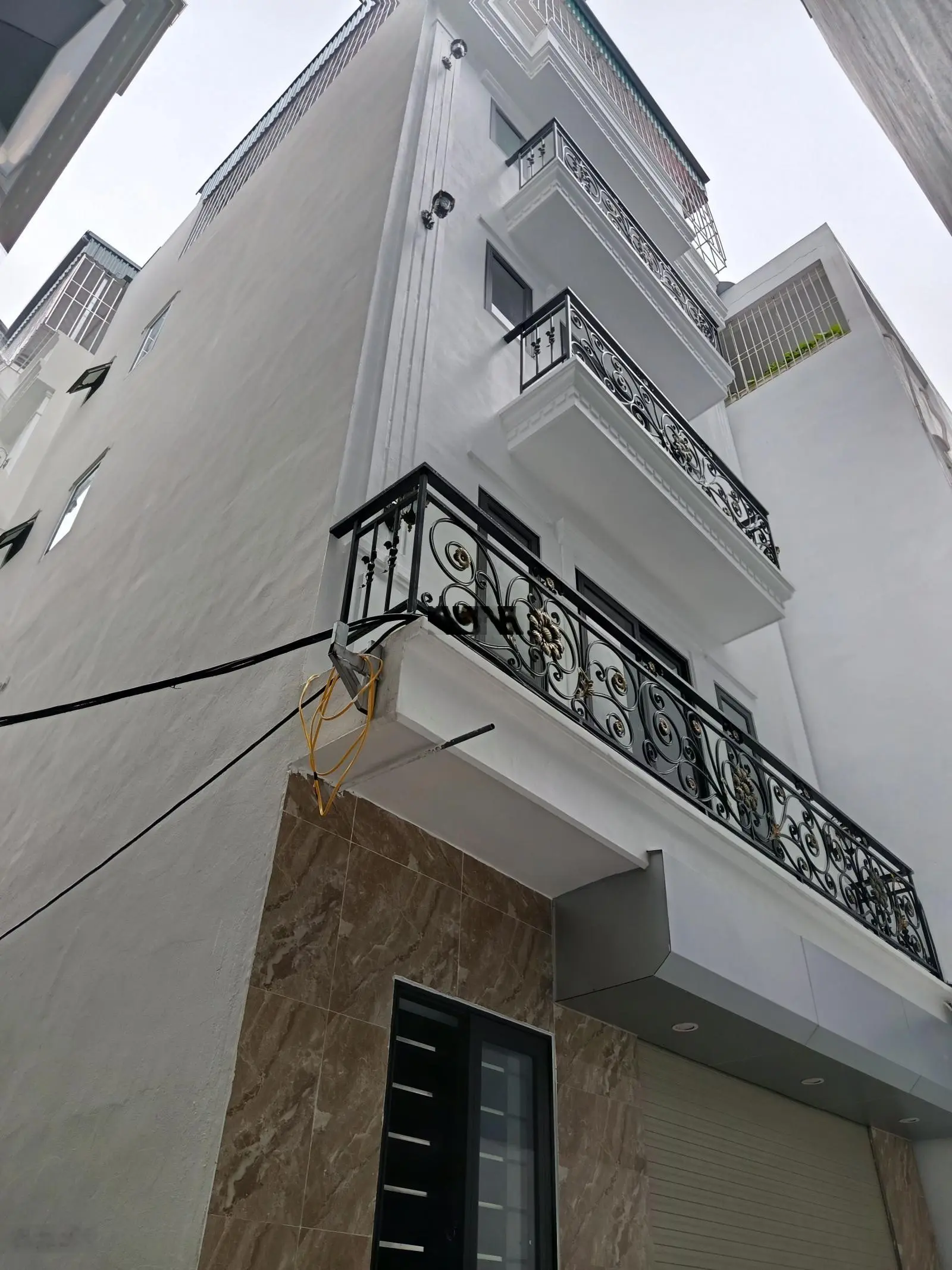 Bán nhà gần cầu Vĩnh Tuy Long Biên- 40m-5 tầng -4 ngủ- giá còn thương lượng
