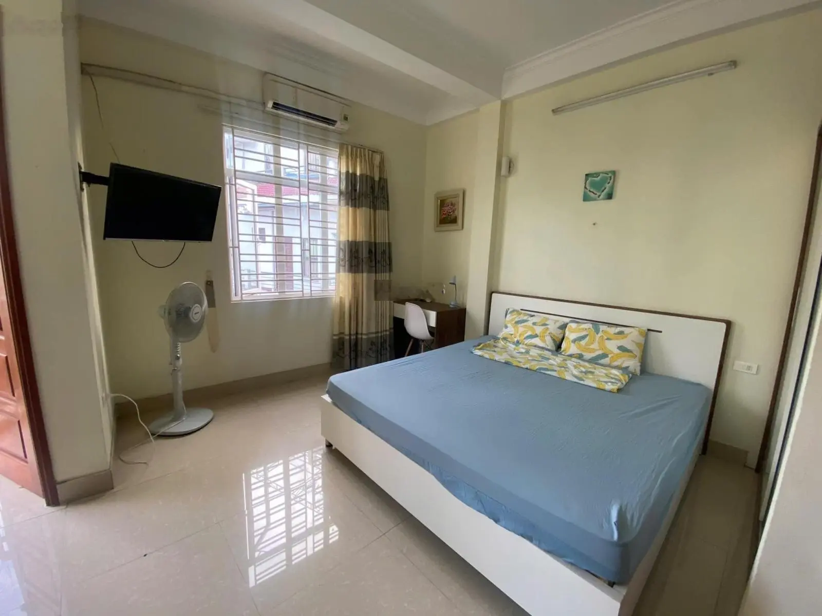 Giáp Trịnh Công Sơn, Tây Hồ - Nhà 50m2 x 4 Tầng, 1 nhà ra phố, Ô tô, ngõ nông, thoáng. Chỉ 9.5 Tỷ.