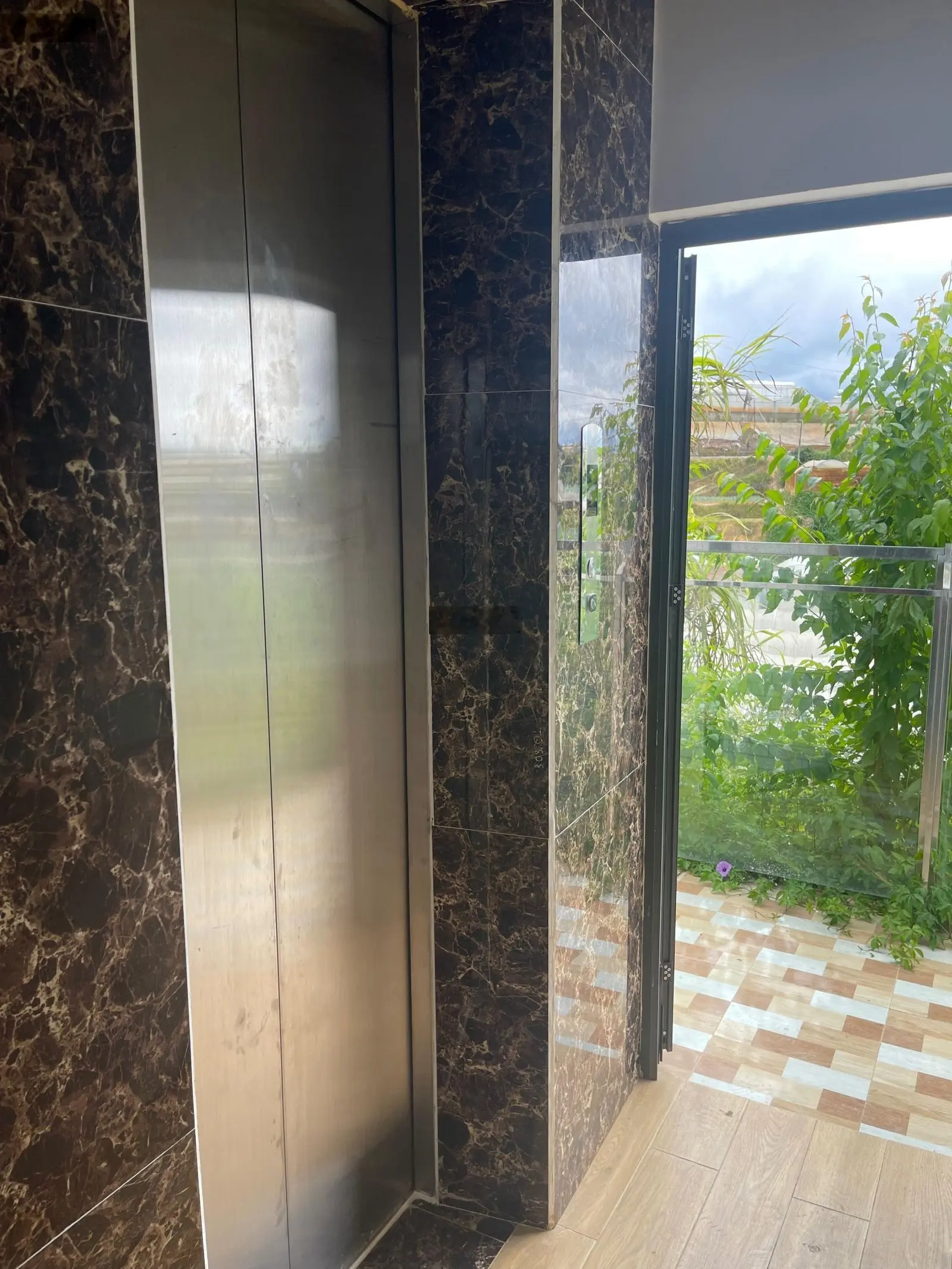 Bán khách sạn trại mát 1 trệt, 1 lầu, 2 hầm, 1 sân thượng đang KD tốt