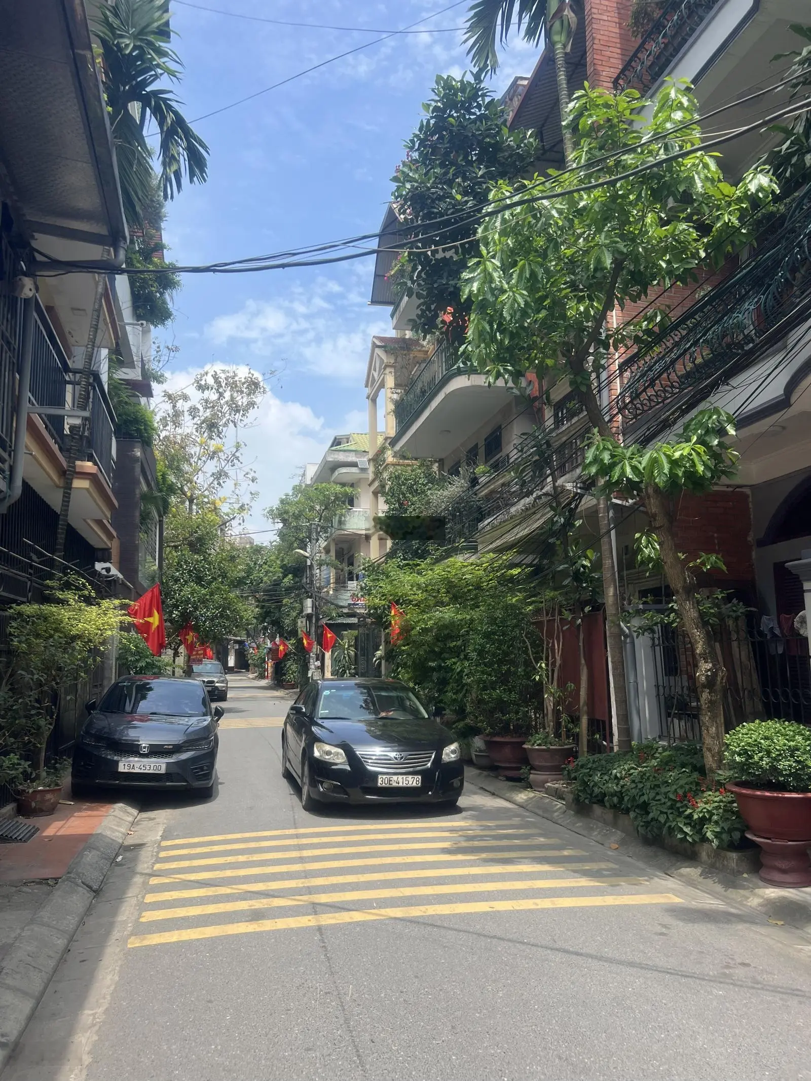 Bán nhà 75m2 đường Tam Trinh. Khu vực phân lô, ngõ thông bàn cờ, rất gần phố. Ô tô đỗ cửa, vào nhà