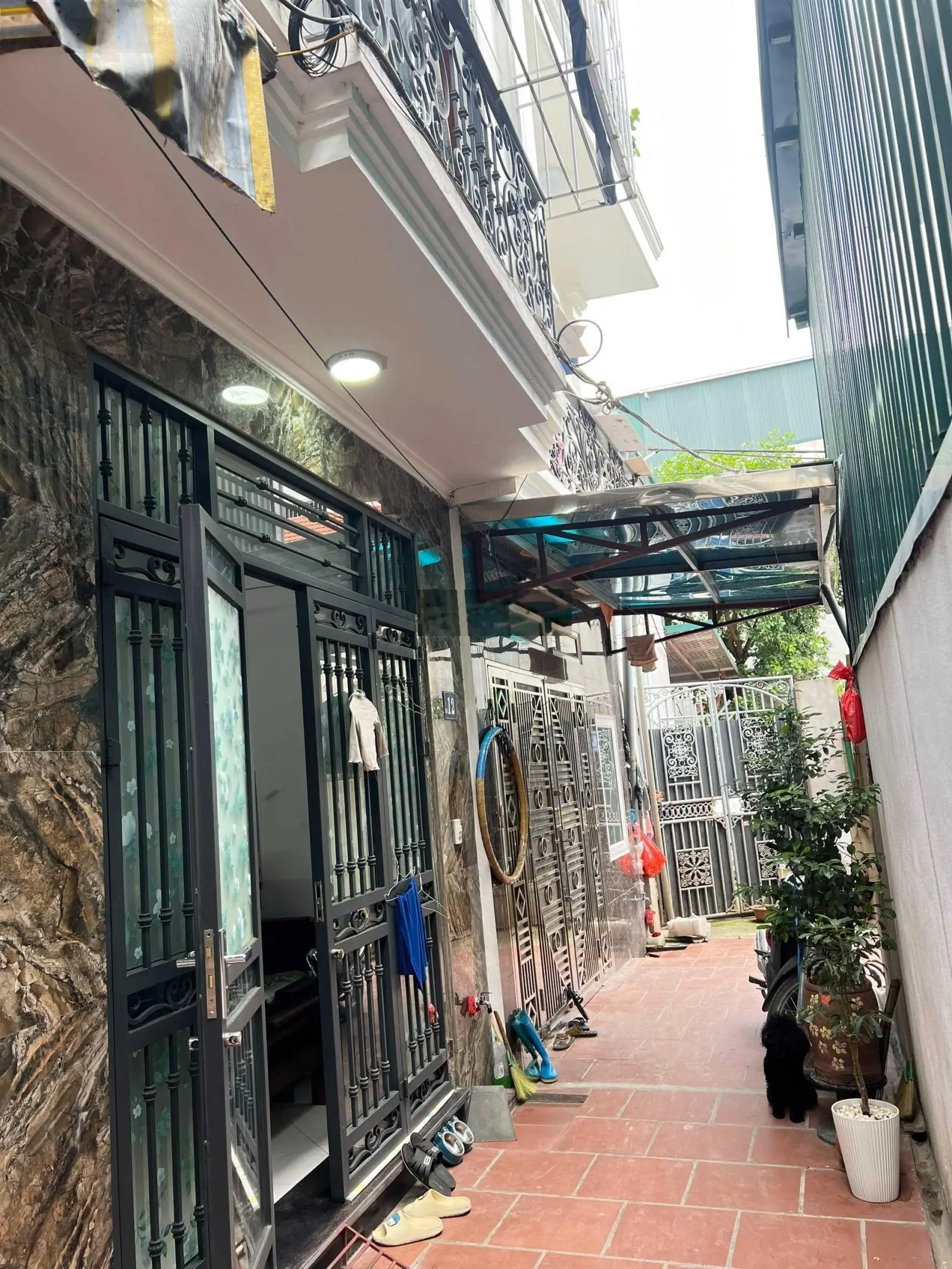 Nhà đẹp 3 tầng ngay chợ La Phù, ô tô đỗ gần mua nhà tặng nội thất, cách khu đô thị Geleximco 300m