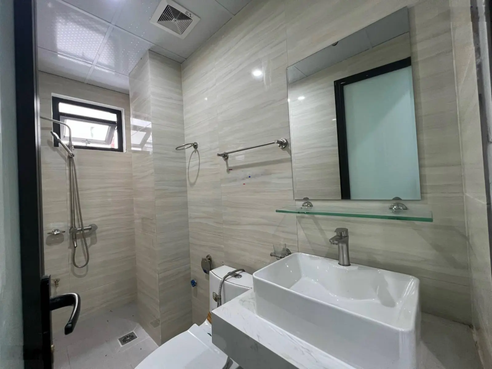 Nhà xây mới 4t x32m, cách chợ đầu mối 700m, cây xăng xốm, đại học đại nam khoảng1,5km