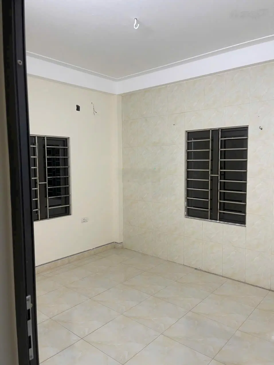 Bán Gấp Nhà 5 Tầng, Tây tựu, Gần trường THCS, Cách mặt phố 20m, Dt 42m2. Mt hơn 4mx Giá : 5,2 tỷ