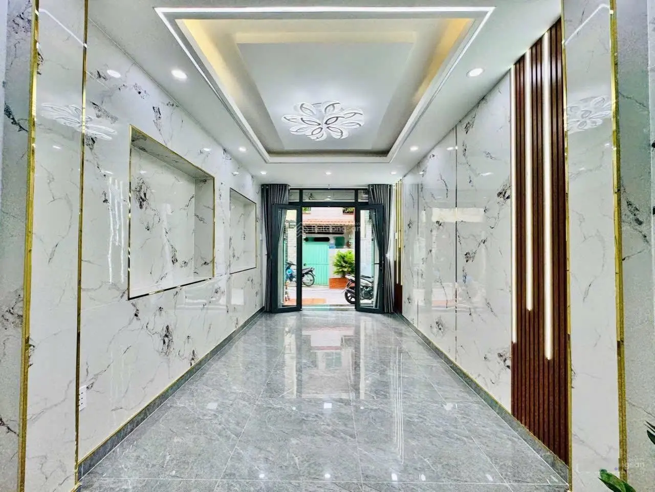 Cần bán gấp nhà Nguyễn Thiện Thuật, Quận 3. Giá 4,2 tỷ/DT 40m2. 1 trệt 2 lầu. Đường trước nhà 10m
