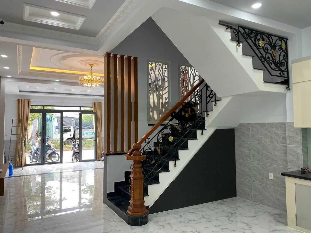 Bán căn nhà đẹp như mơ 1 trệt 2 lầu nằm mặt tiền đường nhựa Bình Chuẩn, diện tích 120m2, Thuận An