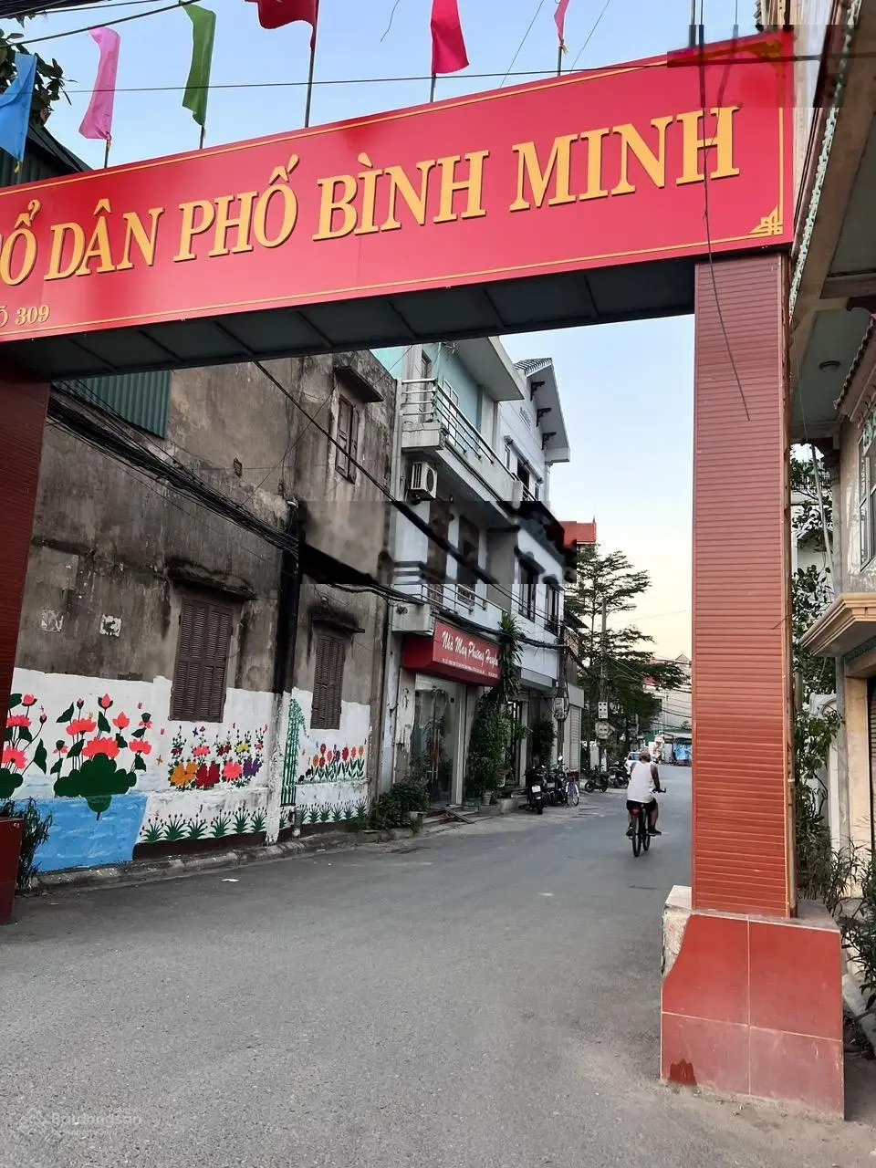 Cần bán gấp nhà thị trấn Trâu Quỳ - Gia Lâm - ngõ rộng ô tô đỗ ngày đêm DT96m2 - 9,1 tỷ