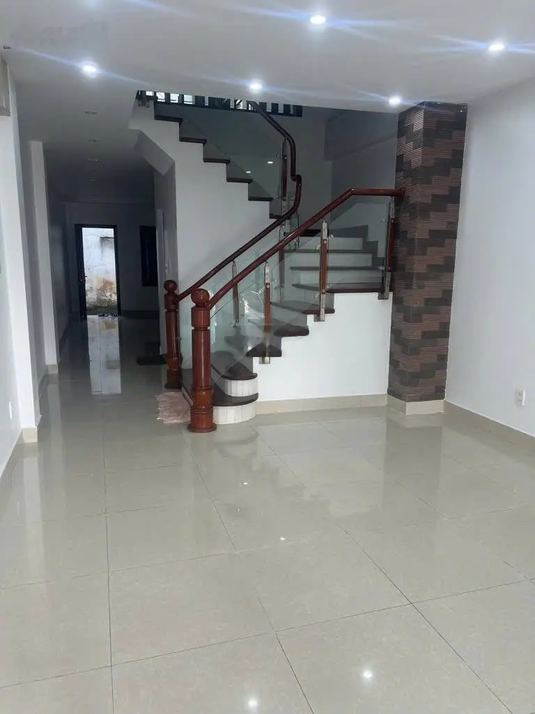 Bán nhà đường Nguyễn Văn Linh, Long Biên - kinh doanh sầm uất, Để ở, làm Văn Phòng, vỉa hè to rộng