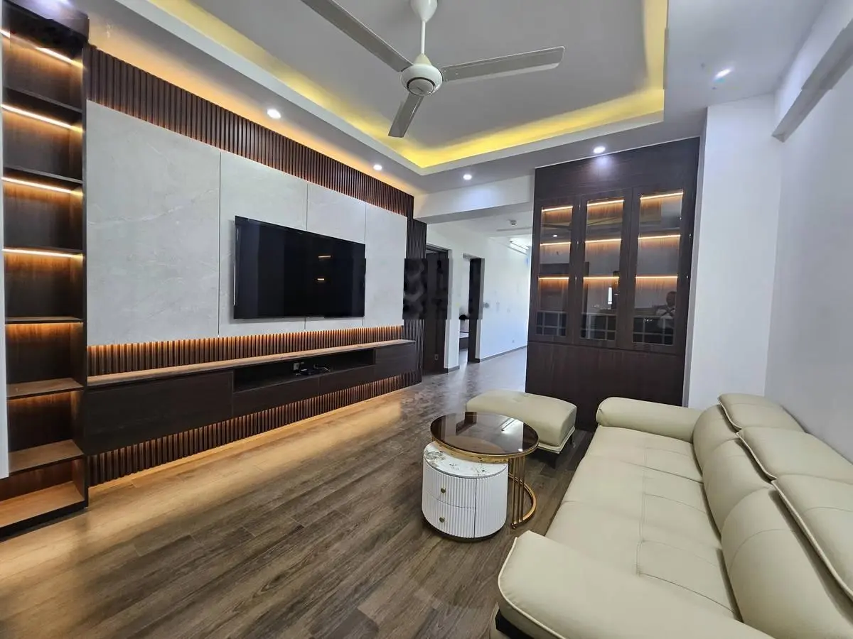 Hiếm! 14.2 tỷ - bán nhà phố hoàng cầu - dt 55m2 - 5 tầng - mt 4,5m - 1 nhà ra mặt phố - vf3 vào nhà