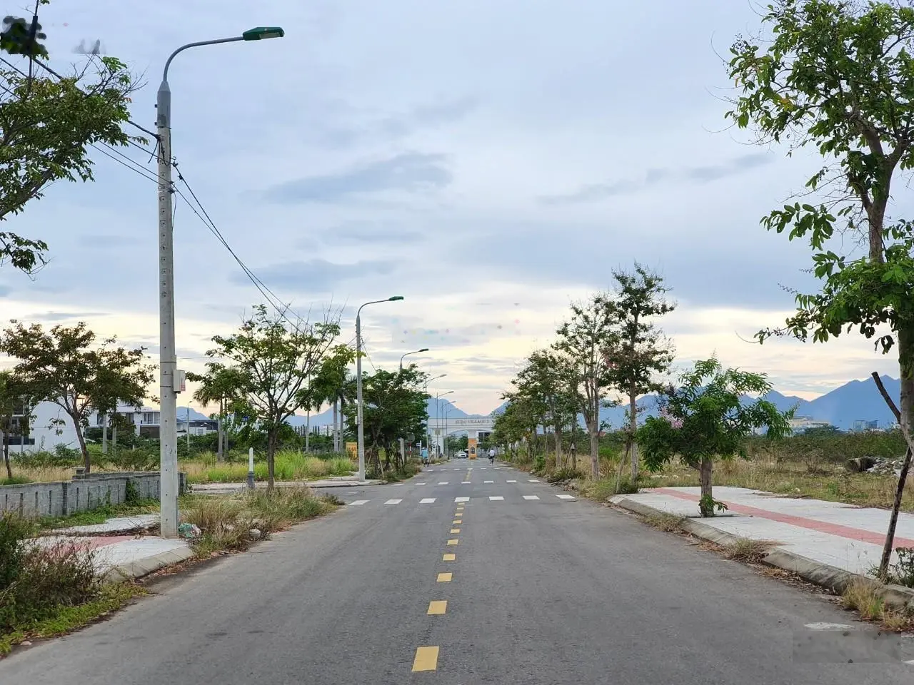 BÁN ĐẤT BIỆT THỰ ĐƯỜNG TÔN THẤT DƯƠNG KỴ , 300 M2 - HOÀ XUÂN, CẨM LỆ .