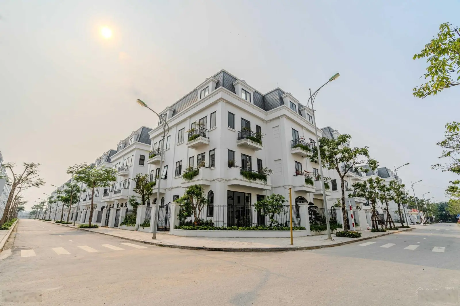 Em Huy cần bán gấp lô biệt thự sát góc P01 diện tích 169m2 3 tầng 1 tum cực đẹp ở Solasta Mansion