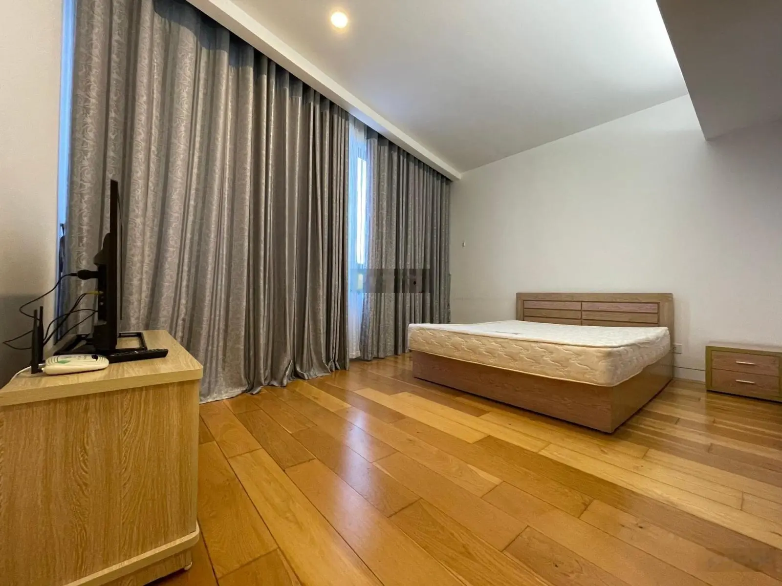 Gia đình cần bán gấp CHCC 310 Minh Khai, 100m2, 2 ngủ, 2 vệ sinh, nội thất đẹp về sẵn ở, SDCC