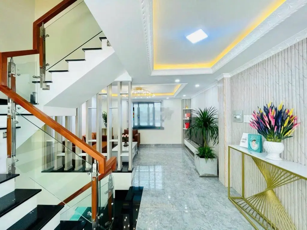 Bán nhà 48m2 đường Phạm Viết Chánh quận 1. Giá 2tỷ550 triệu. Sổ sẵn